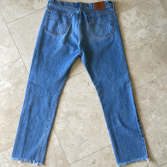 Women’s Levis 501, Light washed, distressed, frayed ankle length, size 30 - Picture 2 of 4